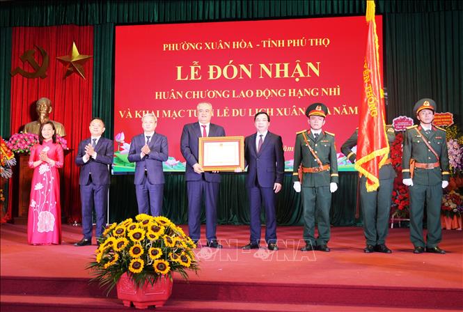 Đảng bộ và nhân dân phường Xuân Hòa đón nhận Huân chương Lao động hạng Nhì. Ảnh: Nguyễn Thảo – TTXVN