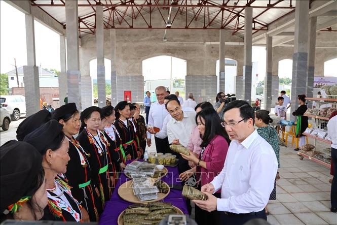 Lãnh đạo tỉnh Phú Thọ và phường Xuân Hòa tham quan các gian hàng trưng bày sản phẩm đặc trưng của địa phương. Ảnh: Nguyễn Thảo – TTXVN