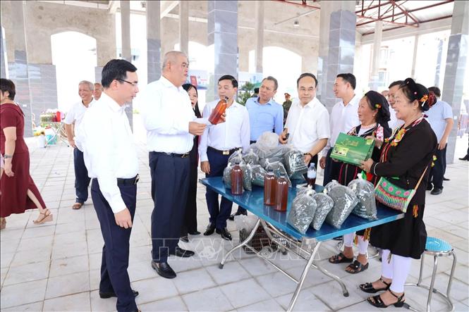 Lãnh đạo tỉnh Phú Thọ và phường Xuân Hòa tham quan các gian hàng trưng bày sản phẩm của bà con dân tộc Sán Dìu trong khuôn khổ Tuần lễ Du lịch Xuân Hòa năm 2026. Ảnh: Nguyễn Thảo – TTXVN