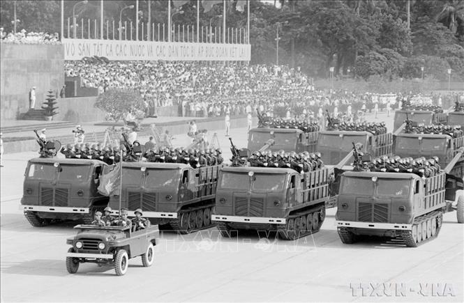 Bộ đội pháo binh diễu binh trong lễ kỷ niệm 30 năm thành lập nước Việt Nam Dân chủ Cộng hòa, tại Quảng trường Ba Đình ngày 2/9/1975. Ảnh: TTXVN
