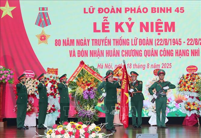  Thiếu tướng Nguyễn Hồng Phong, Tư lệnh Binh chủng Pháo binh gắn Huân chương Quân công hạng Nhì lên Quân kỳ Quyết thắng của Lữ đoàn Pháo binh 45, Binh chủng Pháo binh. Ảnh: Trọng Đức - TTXVN