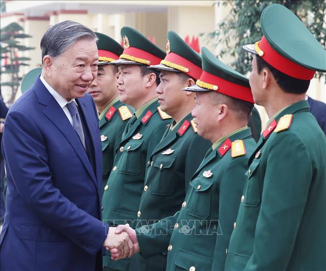  Tổng Bí thư Tô Lâm với cán bộ, sỹ quan chỉ huy Lữ đoàn tên lửa 490, Binh chủng Pháo Binh (nay là Bộ Tư lệnh Pháo binh - Tên lửa). Ảnh: Thống Nhất – TTXVN