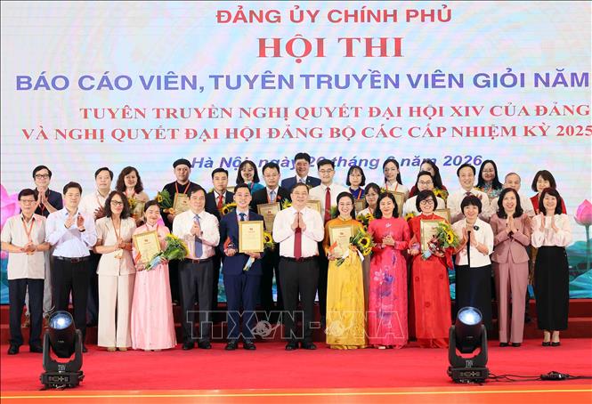 Các đại biểu chụp ảnh lưu niệm với các thí sinh đạt giải. Ảnh: An Đăng - TTXVN