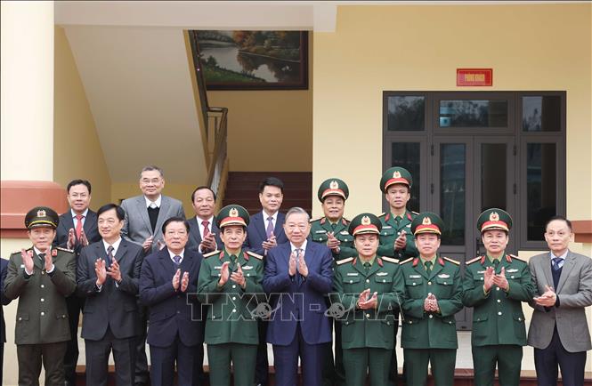  Tổng Bí thư Tô Lâm với cán bộ, sỹ quan chỉ huy Lữ đoàn tên lửa 490, Binh chủng Pháo Binh (nay là Bộ Tư lệnh Pháo binh - Tên lửa). Ảnh: Thống Nhất – TTXVN