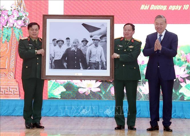  Tổng Bí thư Tô Lâm tặng bức ảnh Bác Hồ với bộ đội tên lửa cho Lữ đoàn tên lửa 490, Binh chủng Pháo Binh. Ảnh: Thống Nhất – TTXVN