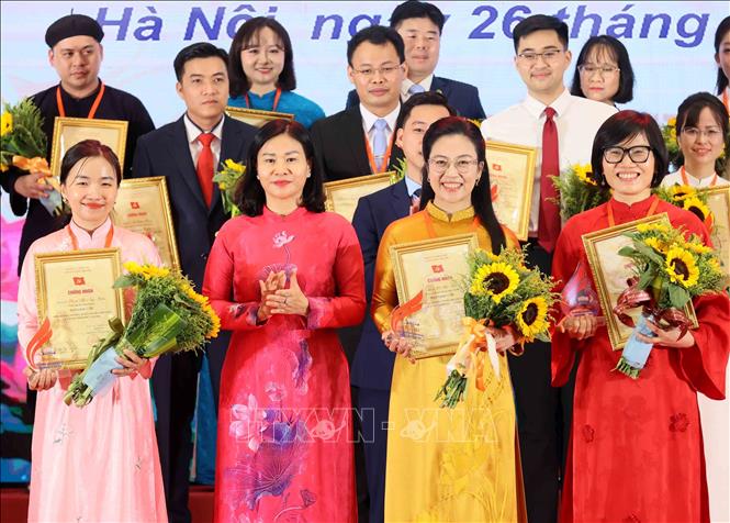 Nguyễn Thị Tuyến, Ủy viên Trung ương Đảng, Phó Bí thư Đảng ủy Chính phủ trao giải Nhì cho các thí sinh. Ảnh: An Đăng - TTXVN