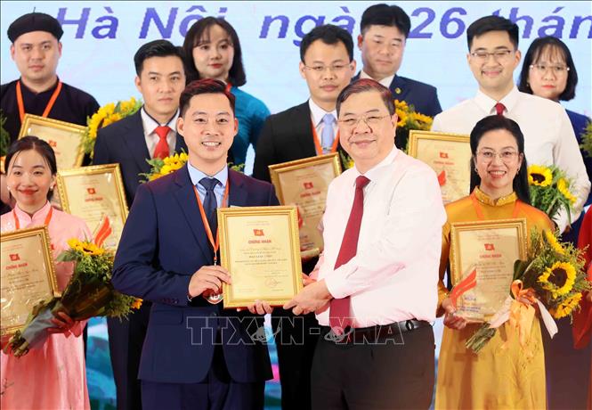 Đồng chí Phạm Gia Túc, Ủy viên Bộ Chính trị, Phó Bí thư Thường trực Đảng ủy, Phó Thủ tướng Thường trực Chính phủ trao giải Nhất cho thí sinh. Ảnh: An Đăng - TTXVN