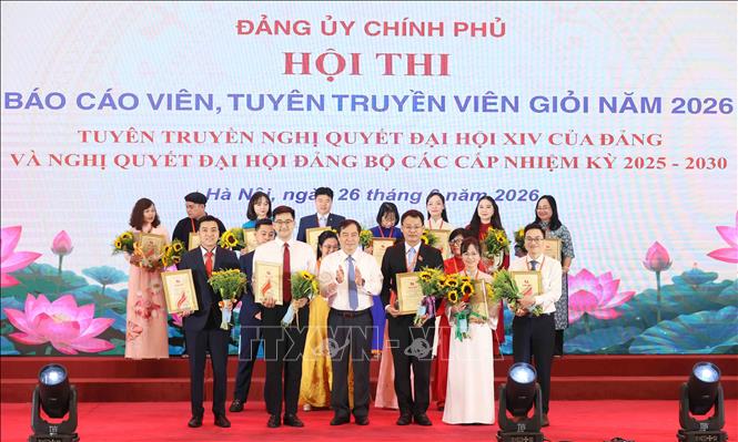 Phó Trưởng Ban Tuyên giáo Trung ương Phan Xuân Thủy trao giải Ba cho các thí sinh. Ảnh: An Đăng - TTXVN