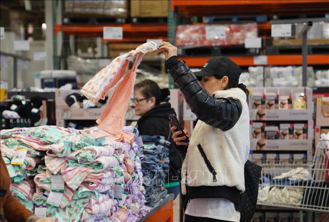 Người tiêu dùng mua sắm tại siêu thị ở New York, Mỹ. Ảnh: THX/TTXVN