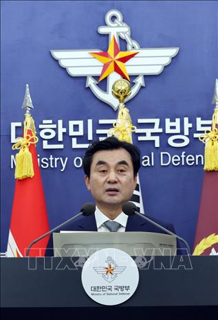 Bộ trưởng Quốc phòng Hàn Quốc Ahn Gyu Back phát biểu họp báo tại Seoul ngày 26/6/2026. Ảnh: Yonhap/TTXVN