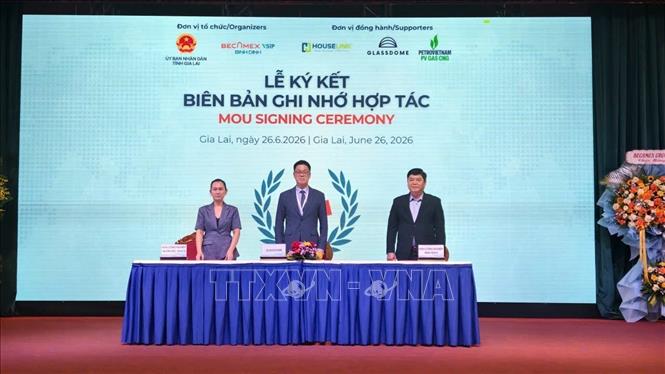 Các đại biểu ký kết bản ghi nhớ hợp tác tại Hội thảo. Ảnh: Sỹ Thắng - TTXVN