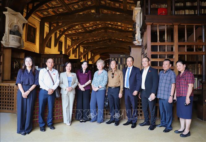 Đoàn công tác của Ủy ban Khoa học, Công nghệ và Môi trường của Quốc hội chụp ảnh lưu niệm tại thư viện cổ của Đại học Oxford (Bodleian Library). Ảnh: Hữu Tiến - PV TTXVN tại Anh