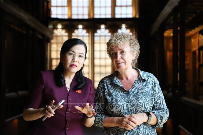 Bà Nguyễn Thanh Hải trao đổi với cán bộ quản lý thư viện cổ của Đại học Oxford (Bodleian Library) về công tác bảo tồn tư liệu cổ. Ảnh: Hữu Tiến - PV TTXVN tại Anh