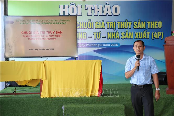 Ông Nguyễn Công Thức, Chi cục Thủy sản, Kiểm ngư và Biển đảo (Sở Nông nghiệp và Môi trường tỉnh Vĩnh Long) giới thiệu tổng quan chuỗi giá trị thủy sản. Ảnh: Phúc Sơn- TTXVN