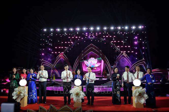 Các đại biểu thực hiện nghi thức khai mạc Lễ hội Sen Hà Nội, mở đầu chuỗi hoạt động quảng bá, tôn vinh vẻ đẹp sen và các giá trị văn hóa gắn với sen trong đời sống người Hà Nội. Ảnh: Phạm Tuấn Anh - TTXVN