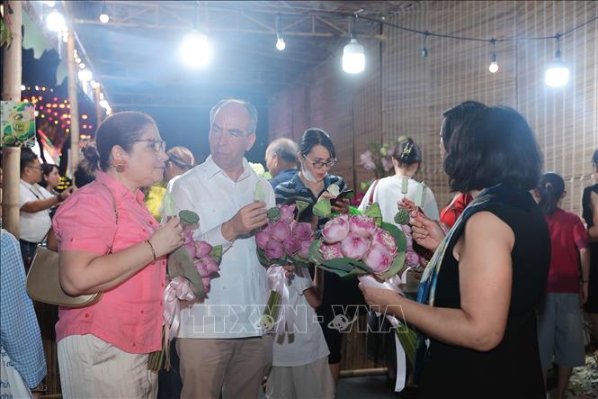 Đại sứ Cộng hoà Cuba tại Việt Nam Rogelio Polanco Fuentes (áo trắng) và các đại biểu quốc tế tham dự Lễ hội Sen Hà Nội năm 2026 và thưởng thức đặc sản Hà Nội. Ảnh: Phạm Tuấn Anh - TTXVN