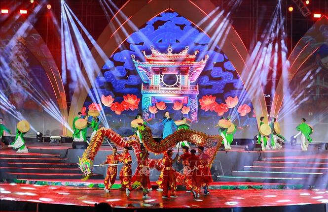 Tiết mục nghệ thuật kết hợp âm thanh, ánh sáng và trình diễn mapping. Ảnh: Khánh Hoà - TTXVN