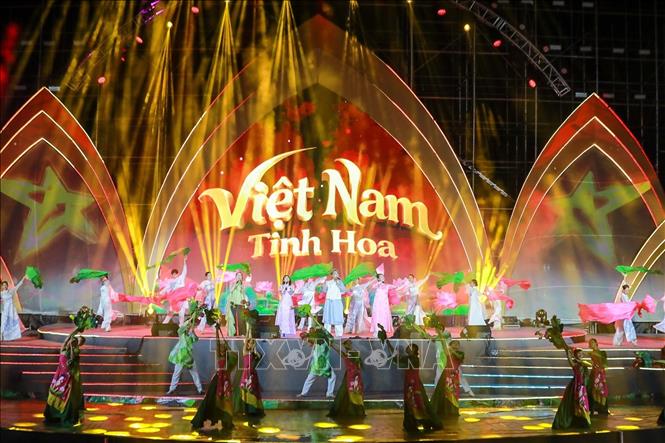 Tiết mục nghệ thuật kết hợp âm thanh, ánh sáng và trình diễn mapping. Ảnh: Khánh Hoà - TTXVN