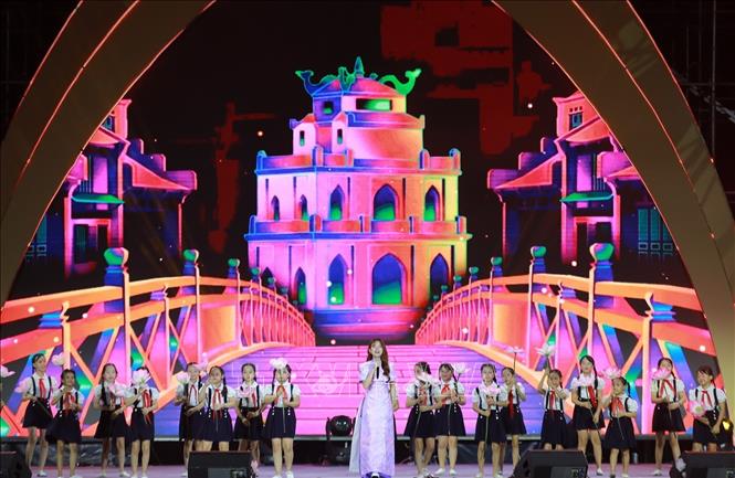 Tiết mục nghệ thuật kết hợp âm thanh, ánh sáng và trình diễn mapping. Ảnh: Khánh Hoà - TTXVN