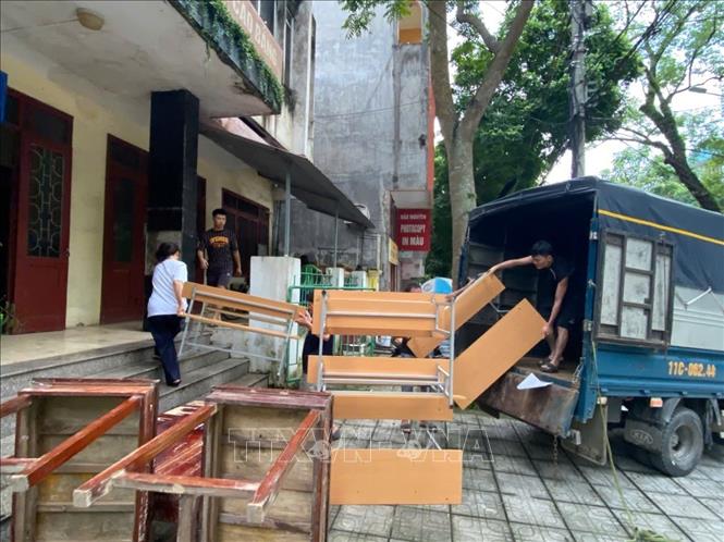 Người dân phường Thục Phán sơ tán tài sản phòng, đề phòng nước lũ lên cao. Ảnh: Quốc Đạt - TTXVN