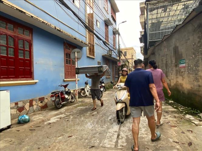 Người dân phường Thục Phán sơ tán tài sản phòng, đề phòng nước lũ lên cao. Ảnh: Quốc Đạt - TTXVN