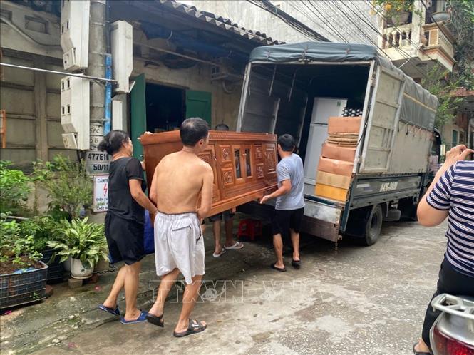 Người dân phường Thục Phán sơ tán tài sản phòng, đề phòng nước lũ lên cao. Ảnh: Quốc Đạt - TTXVN