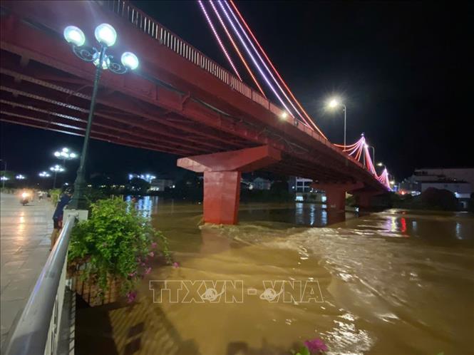22 giờ, mực nước Sông Bằng đã lên khá cao, chỉ cách phố đi bộ Kim Đồng 50cm. Ảnh: Quốc Đạt - TTXVN
