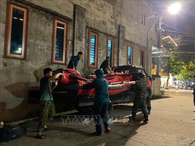 Các lực lượng cứu hộ tại cầu ngầm Sông Hiến sẵn sàng làm nhiệm vụ cứu hộ, hỗ trợ người dân. Ảnh: Quốc Đạt - TTXVN