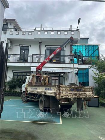 Người dân phường Thục Phán sơ tán tài sản phòng, đề phòng nước lũ lên cao. Ảnh: Quốc Đạt - TTXVN