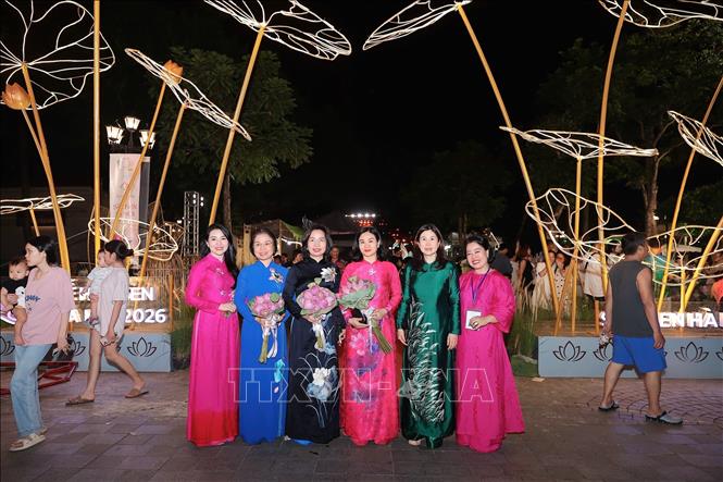 Đồng chí Nguyễn Thị Tuyến, Ủy viên Ban Chấp hành Trung ương Đảng, Phó Bí thư Đảng ủy Chính phủ, Bí thư Đảng ủy các cơ quan tham mưu, giúp việc của Đảng ủy Chính phủ (áo hồng giữa) cùng các đại biểu tham dự Lễ hội Sen Hà Nội năm 2026. Ảnh: Phạm Tuấn Anh - TTXVN