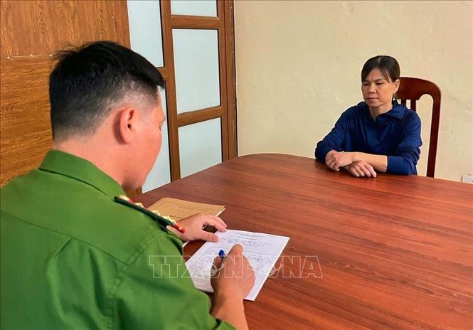 Đối tượng Nguyễn Thị Thúy (sinh năm 1983, trú tại Tổ dân phố Đức Cung, phường Xuân Hòa) tại Cơ quan điều tra. Ảnh: TTXVN phát