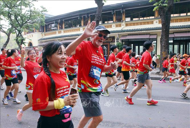 Đông đảo người dân và du khách quốc tế tham gia giải chạy hưởng ứng Tháng hành động phòng, chống ma túy năm 2026 với chủ đề “Chung một quyết tâm xây dựng xã, phường, đặc khu không ma túy”. Ảnh: Phạm Kiên - TTXVN
