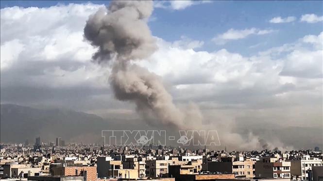 Khói bốc lên sau các vụ oanh tạc của lực lượng Mỹ - Israel nhằm vào Tehran (Iran) ngày 28/2/2026. Ảnh: ANI/TTXVN