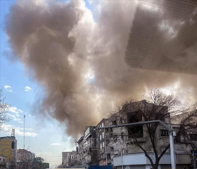 Khói bốc lên sau các vụ oanh tạc của lực lượng Mỹ - Israel nhằm vào Tehran (Iran) ngày 28/2/2026. Ảnh: ANI/TTXVN