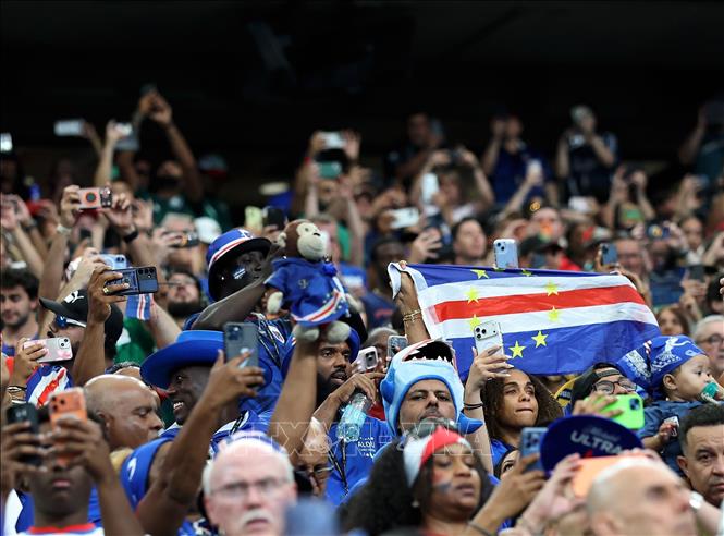 Cổ động viên đội tuyển Cape Verde. Ảnh: THX/TTXVN phát