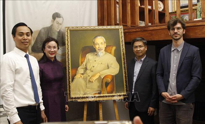 Đoàn công tác chụp ảnh cùng Giám đốc Bảo tàng Lịch sử Sống tại không gian Hồ Chí Minh trong Bảo tàng. Ảnh: Đào Dũng - Pv TTXVN tại Pháp