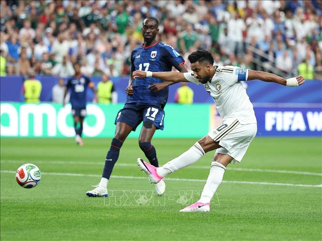 Pha sút bóng của cầu thủ Saudi Arabia Salem Aldawsari (phải). Ảnh: THX/TTXVN phát