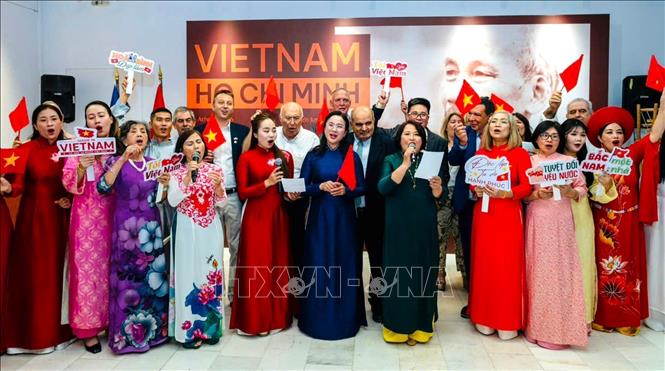 Lời hát Bài ca Hồ Chí Minh và Như có Bác trong ngày vui đại thắng đã vang lên rộn ràng trong không gian triển lãm bởi tiếng hát của những người Việt Nam và bạn bè Hy Lạp tham gia chương trình. Ảnh: TTXVN phát