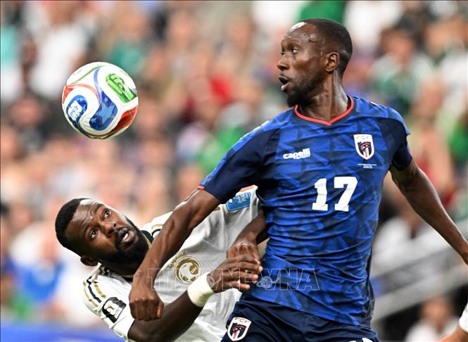 Pha không chiến giữa cầu thủ Willy Semedo (phải) của Cape Verde và cầu thủ Saudi Arabia. Ảnh: THX/TTXVN phát