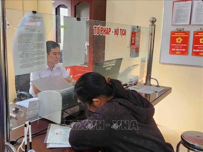 Người dân thực hiện thủ tục hành chính tại Trung tâm Phục vụ hành chính công xã Trung Sơn (Tuyên Quang). Ảnh: Chu Thanh Vân - TTXVN