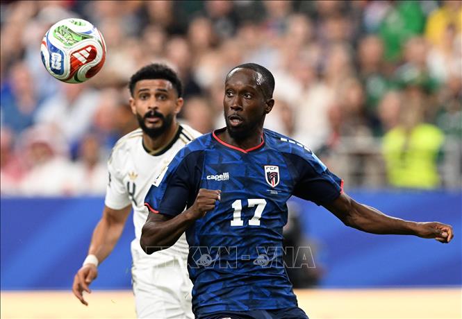 Cầu thủ Willy Semedo (phải) của Cape Verde nỗ lực kiểm soát bóng trước cầu thủ Saudi Arabia. Ảnh: THX/TTXVN phát