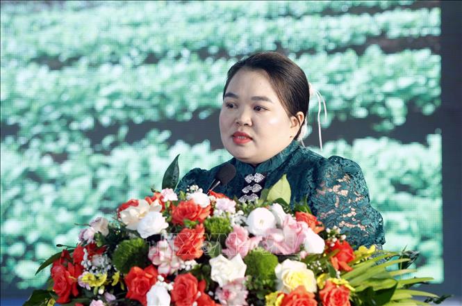 Phó Giám đốc Hợp tác xã Nông nghiệp xanh 26/3 (Sơn La) Hoàng Thị Thắm phát biểu. Ảnh: Quang Quyết - TTXVN