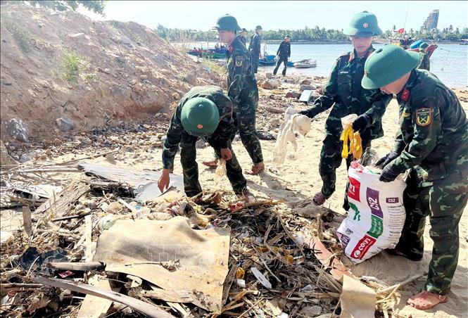 Lực lượng vũ trang trên địa bàn chung tay cùng làm sạch biển. Ảnh: Võ Dung - TTXVN