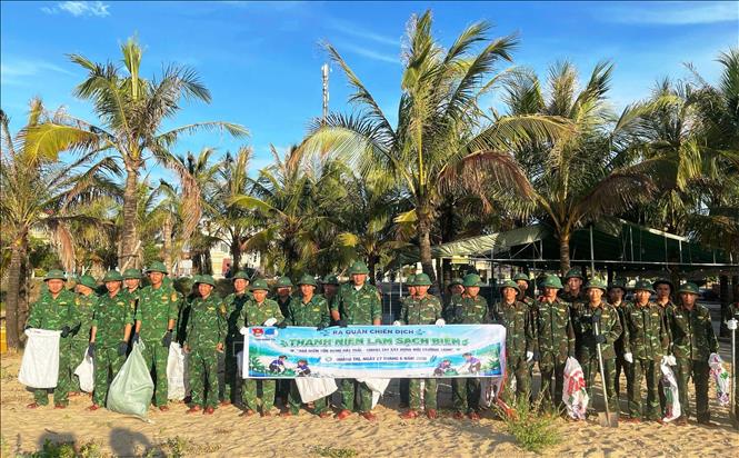 Chiến dịch thu hút đông đảo các đoàn viên thanh niên, lực lượng vũ trang tham gia và lan tỏa lối sống xanh đến cộng đồng. Ảnh: Võ Dung - TTXVN