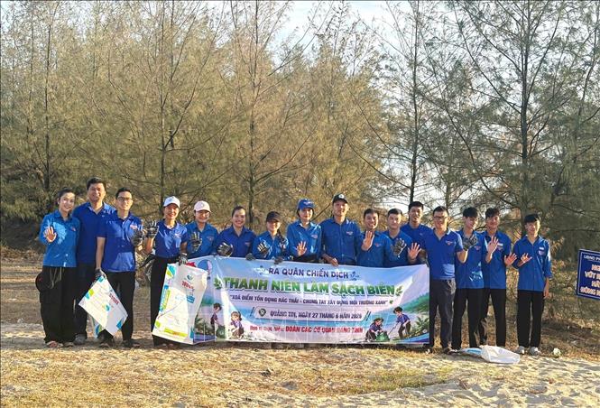 Chiến dịch “Thanh niên làm sạch biển” khẳng định vai trò xung kích, tình nguyện của tuổi trẻ trong tham gia bảo vệ môi trường, ứng phó với biến đổi khí và hướng về cộng đồng. Ảnh: Võ Dung - TTXVN