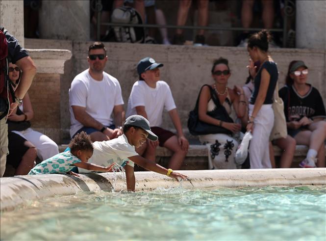 Trẻ em làm mát ở đài phun nước ở Rome, Italy ngày 26/6/2026. Ảnh: THX/TTXVN 