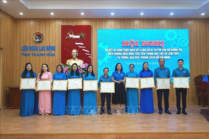 Lãnh đạo LĐLĐ tỉnh Thanh Hóa trao Bằng khen tặng 10 cá nhân có thành tích xuất sắc trong học tập và làm theo tư tưởng, đạo đức, phong cách Hồ Chí Minh, giai đoạn 2023-2025. Ảnh: Khiếu Tư - TTXVN