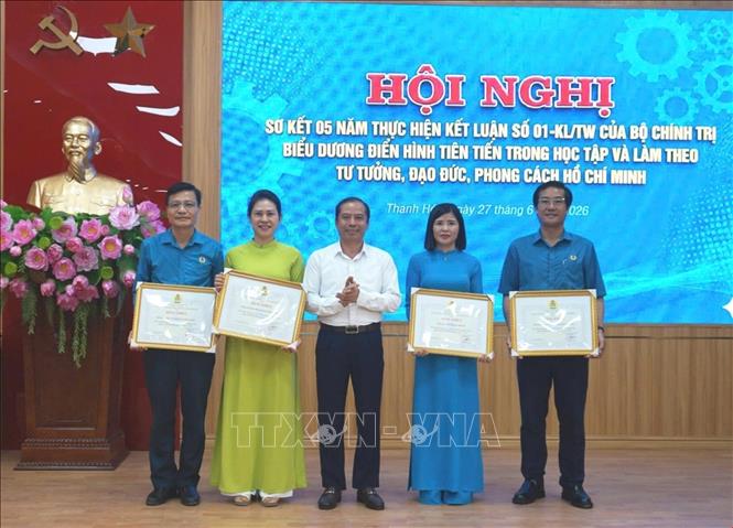Nhân dịp này, lãnh đạo LĐLĐ tỉnh đã trao Bằng khen tặng 4 tập thể có thành tích xuất sắc trong học tập và làm theo tư tưởng, đạo đức, phong cách Hồ Chí Minh, giai đoạn 2023-2025. Ảnh: Khiếu Tư - TTXVN