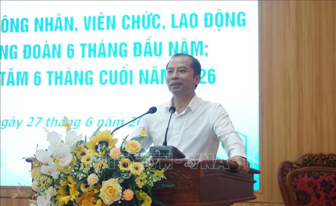 Phó Chủ tịch Ủy ban MTTQ tỉnh, Chủ tịch LĐLĐ tỉnh Thanh Hóa Lương Trọng Thành phát biểu tại hội nghị.