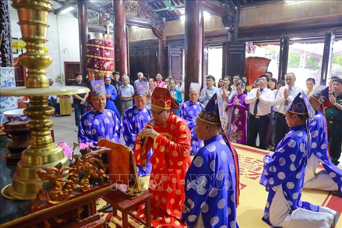 Nhân dân và đại biểu phường Tây Hồ thành kính dâng hương tại Đình Quảng Bá (phường Tây Hồ) trong ngày được đón nhận các danh hiệu. Ảnh: Khánh Hoà - TTXVN